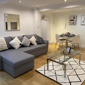 Modern & Spacious Leeds City Centre With Parking - Sleeps 5 Apartment Leeds (West Yorkshire)